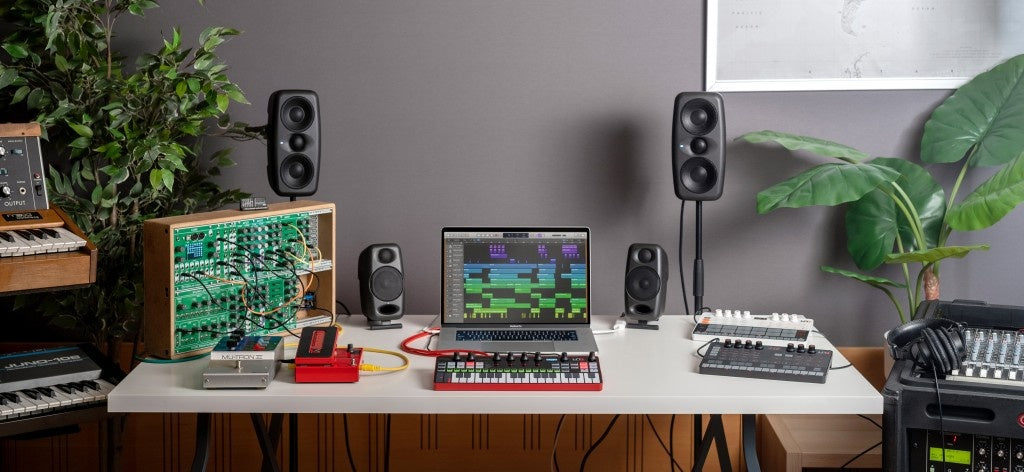IK Multimedia UNO Synth Pro Desktop
