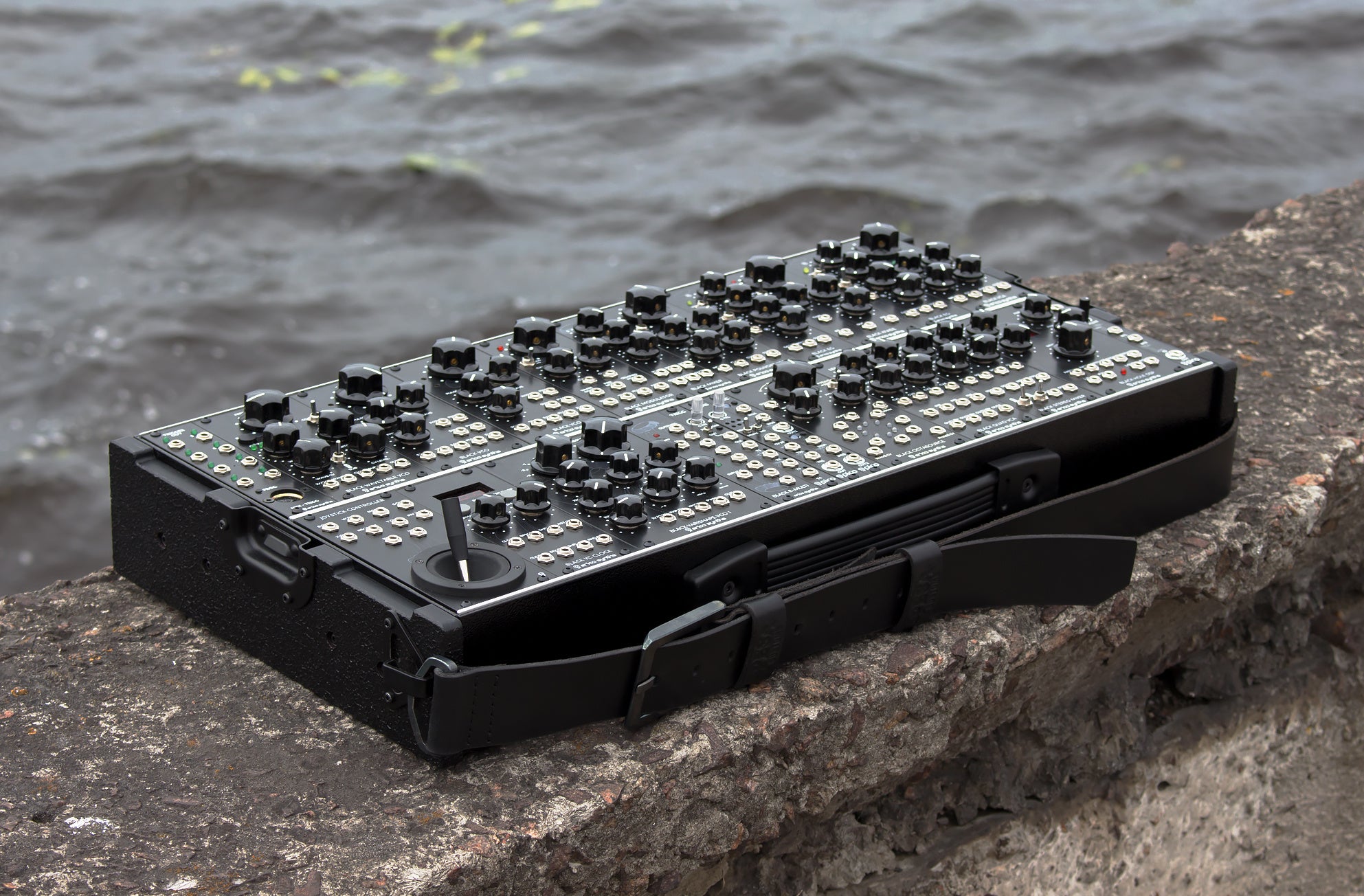 Erica Synths 2 x 104HP Aluminium travel case with integrated PSU (EU plug)